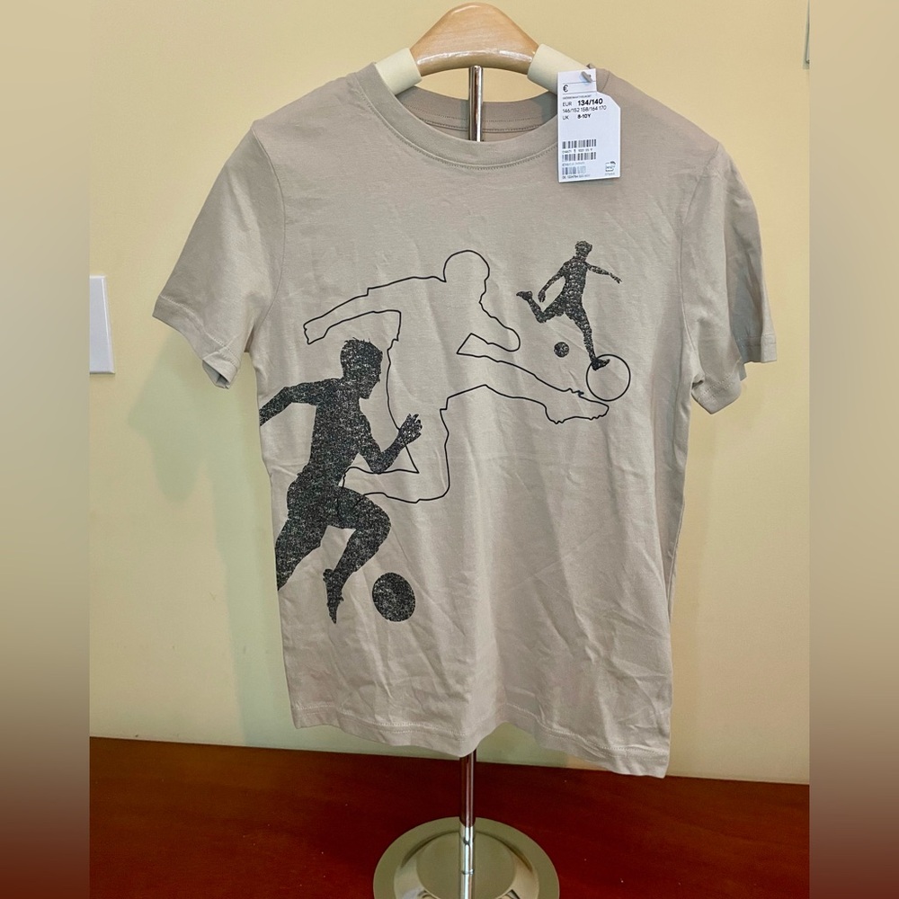 NWT H+M boys size 8/10 printed soccer players tshirt